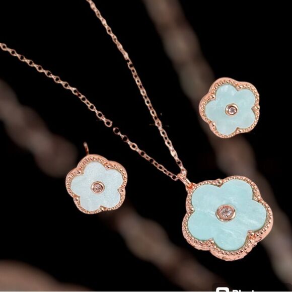 POSH SHOW ITEM - Picture 1 of 3